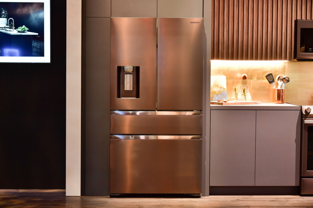 Бытовая техника цвета. Холодильник самсунг бронзовый. Холодильник цвета меди. Холодильник бронзового цвета. Бронзовый холодильник в интерьере.